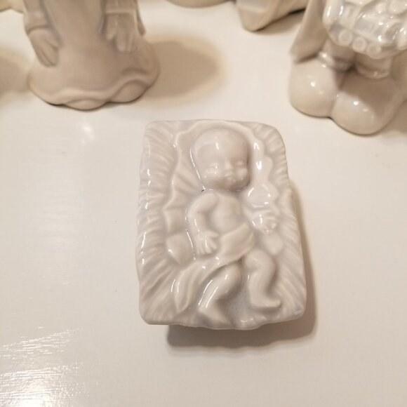 VML Hull White Ceramic Kids Nativity - Picture 2 of 7